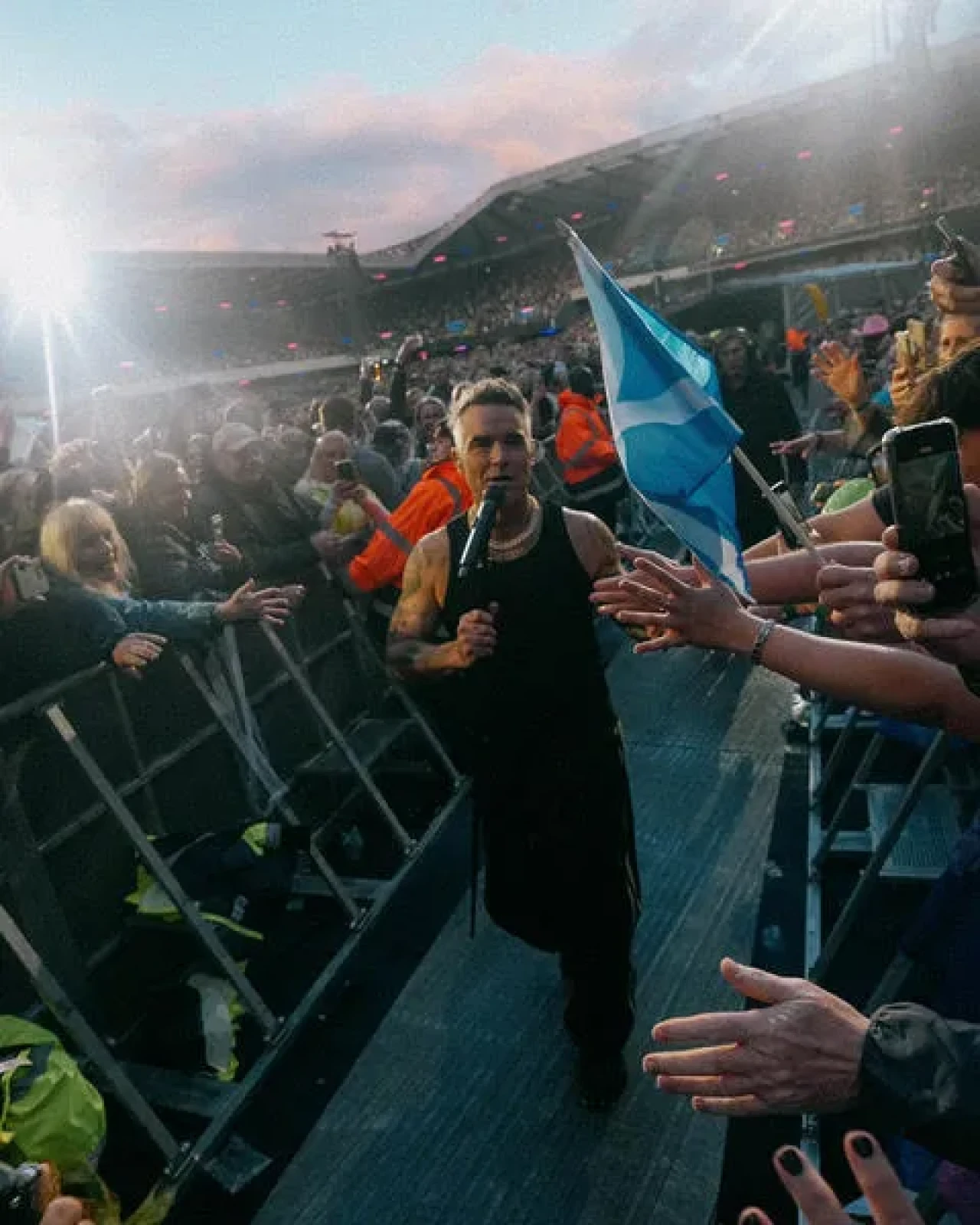 Robbie Williams, İstanbul'da unutulmaz bir konserde hayranlarıyla buluşacak