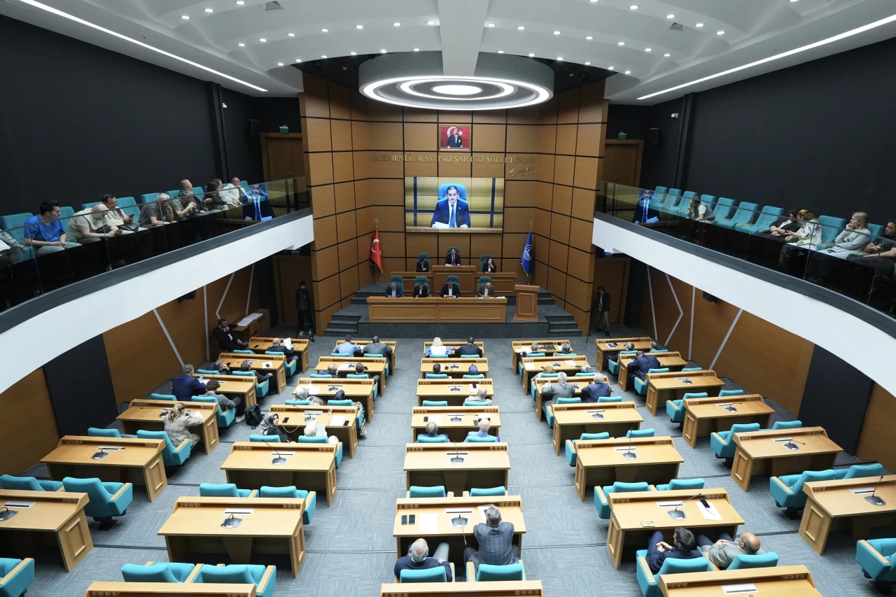 Üsküdar Meclisi'nde gerginlik: Türk Dünyası'ndan çıkış teklifi neden tartışılıyor?