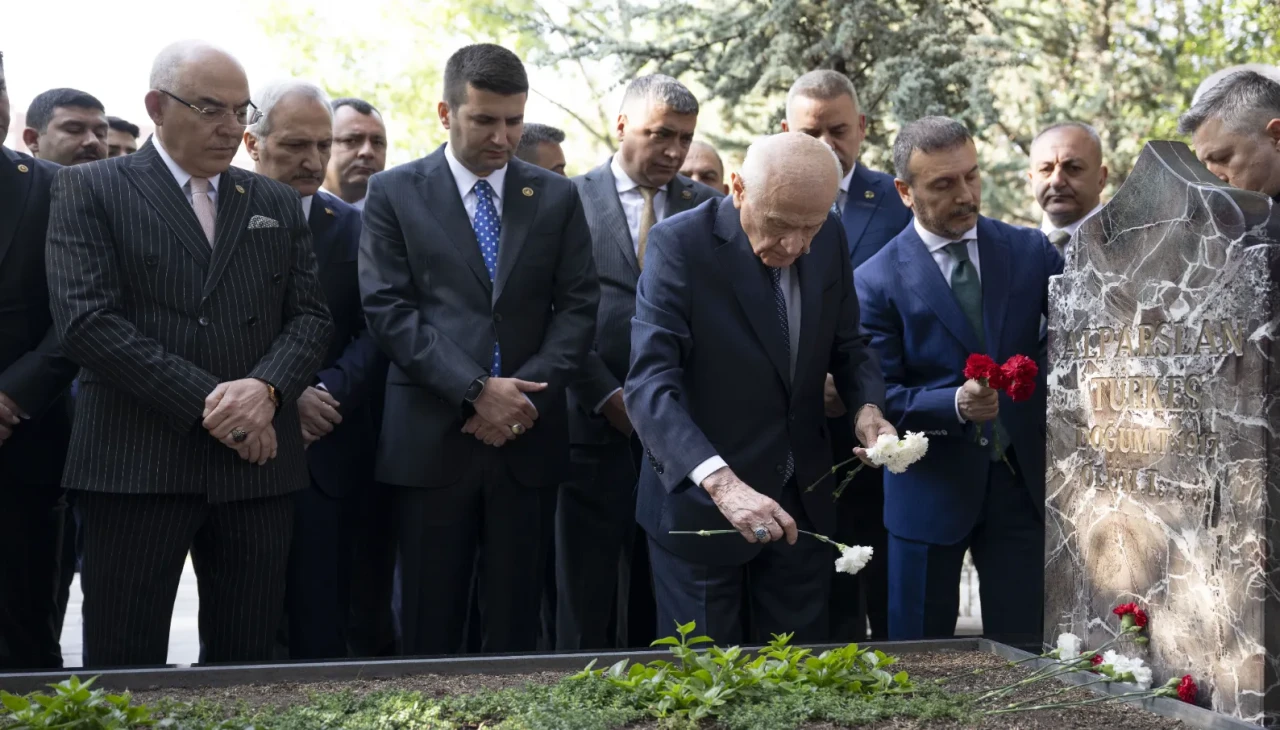 Bahçeli'den yeni anayasa çağrısı: "Türkiye'yi geleceğe hazırlayacak adımları atmalıyız"