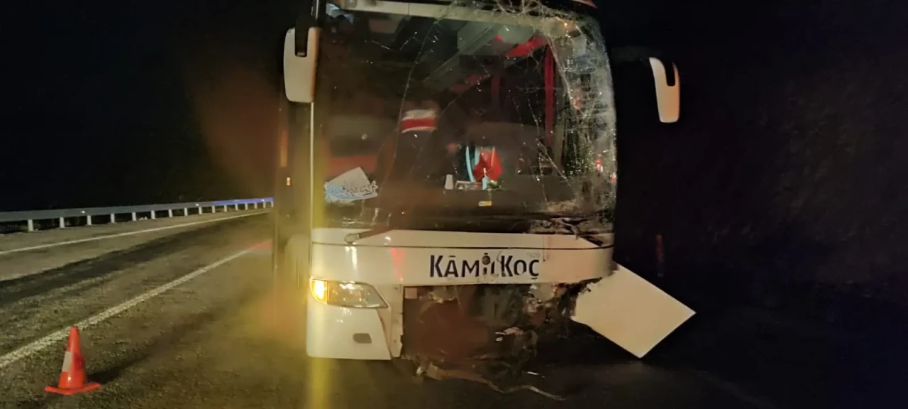 Konya'da korkunç kaza: Otobüsle çarpışan otomobilin sürücüsü hayatını kaybetti, 8 yaralı