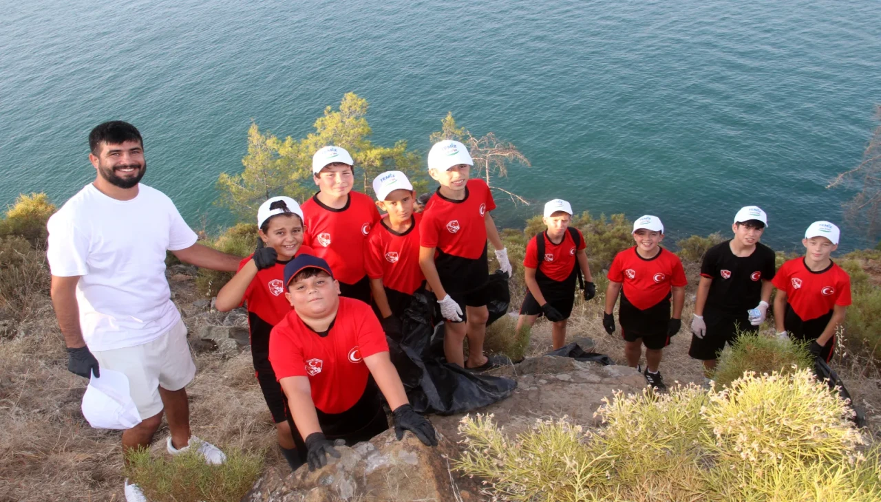 Fethiye'de gönüllülerle çevre temizliği: 400 torba atık toplandı