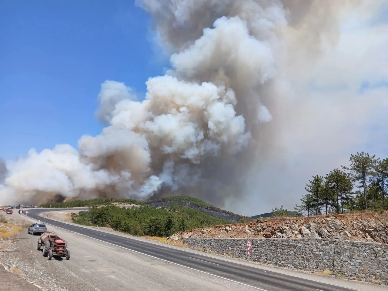 Bursa'da orman yangını kontrolden çıkıyor: Tahliyeler başladı, bakan uyardı
