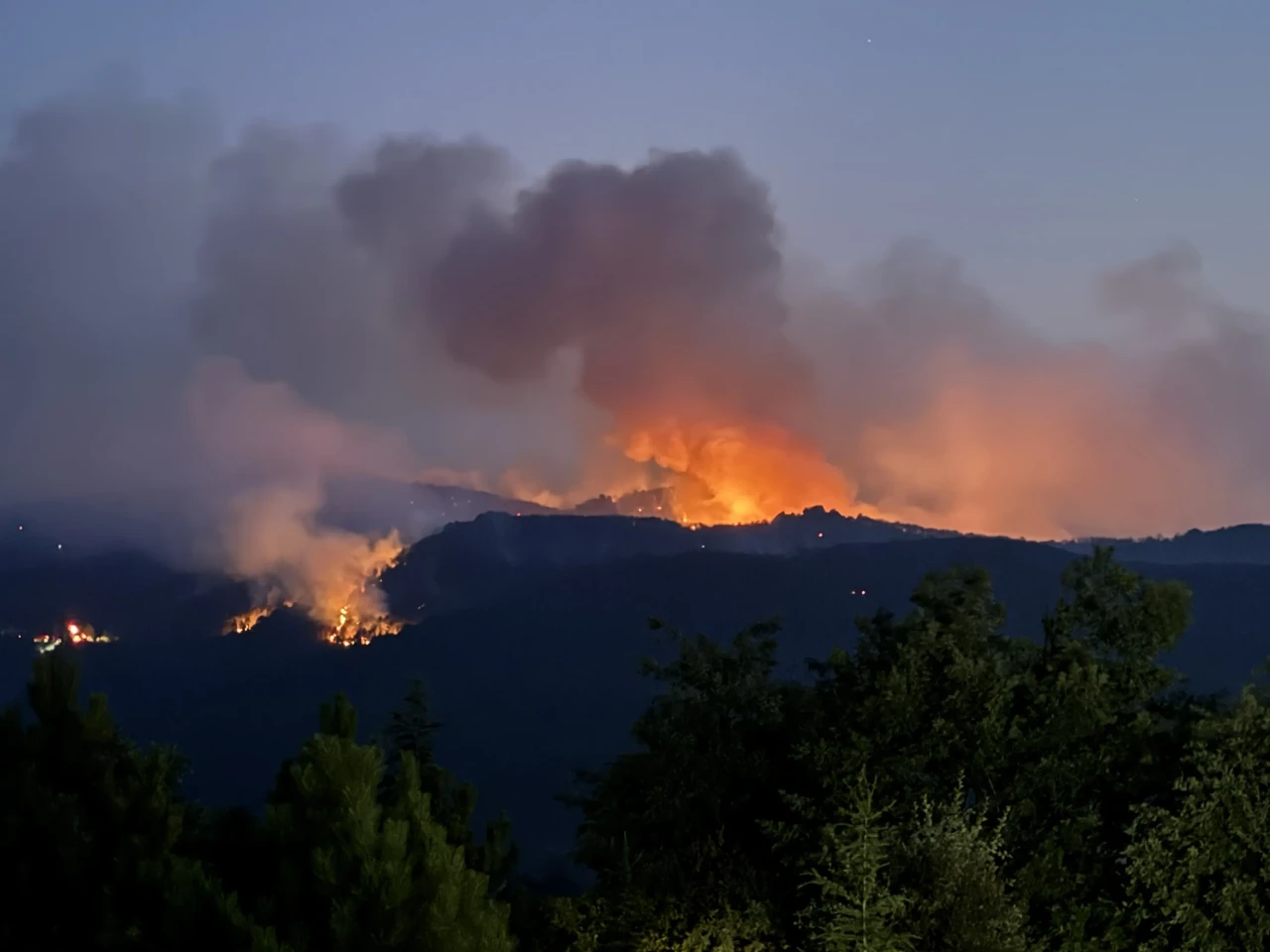 Eskişehir Seyitgazi'deki orman yangınında havadan ve karadan müdahale devam ediyor