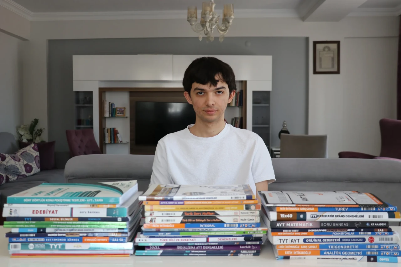 YKS'de Türkiye 10'uncusu olan Yasir Kılıç: "Hedefim finans alanında uzmanlaşmak"