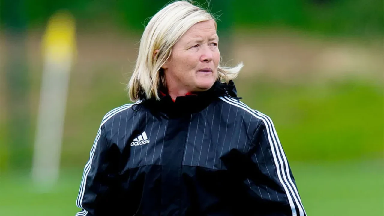 FIFA'dan tarihi atama: Afgan kadın mülteci takımının başında Pauline Hamill