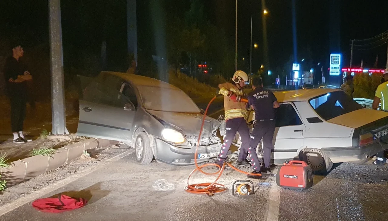 Manisa’da iki otomobilin çarpıştığı kazada 7 kişi yaralandı