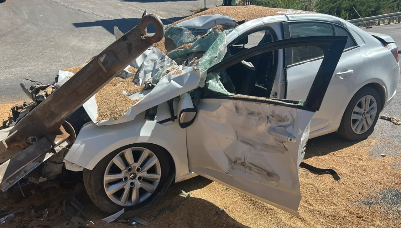 Sivas'ta otomobil-traktör çarpışması: 3 kişi yaralandı