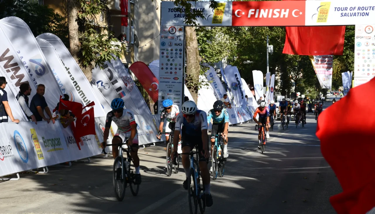 3. Uluslararası Kurtuluş Yolu Bisiklet Turu, Vezirköprü'de nefes kesen bir etapla sona erdi