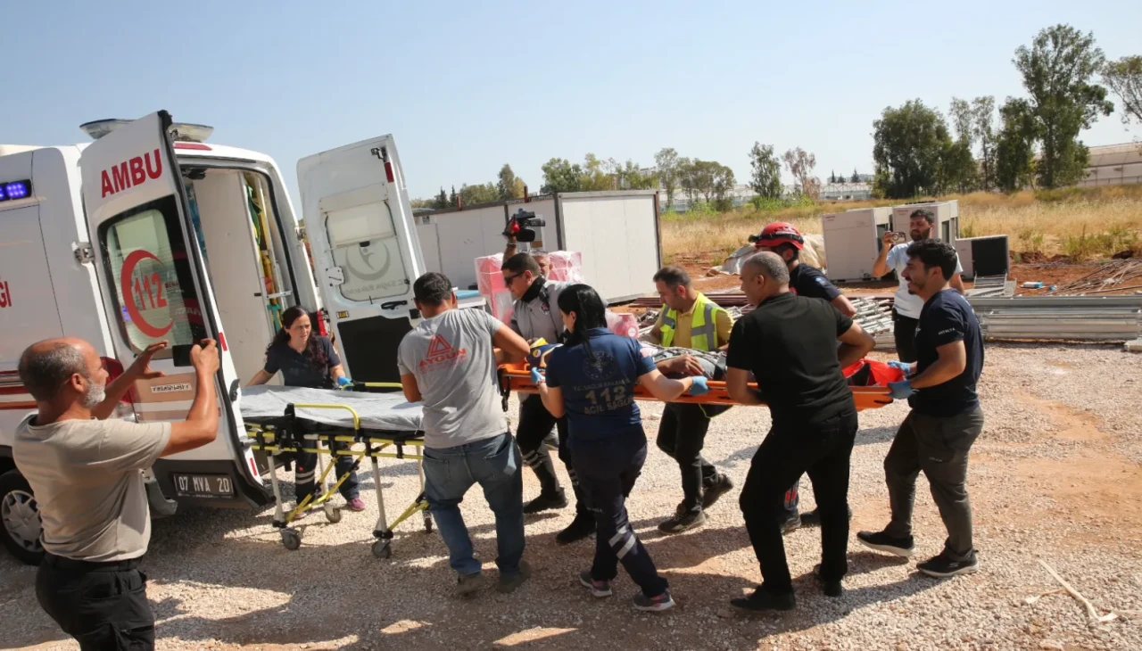 Antalya'da su kuyusuna düşen işçi hastaneye kaldırıldı