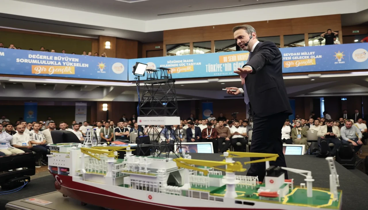 Bakan Bayraktar: “Mavi Vatan’da destan yazıyoruz, enerjide dışa bağımlılığı bitiriyoruz”