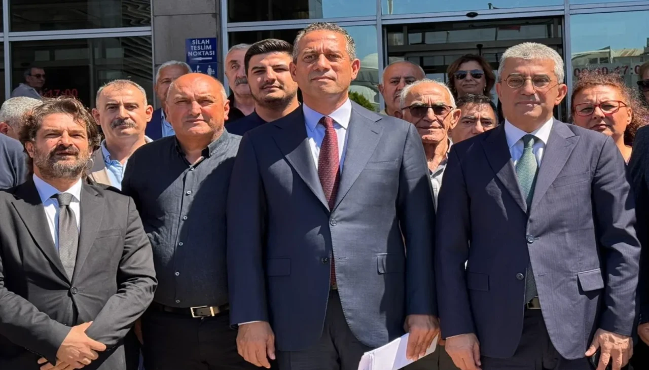 CHP Grup Başkanvekilleri İstanbul Adalet Sarayı’nda Basın Açıklaması Yaptı