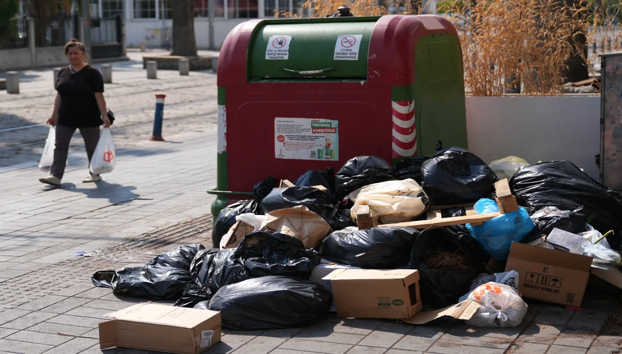 İzmir Karşıyaka'da çöp krizi