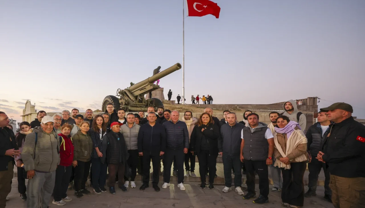 CHP Genel Başkanı Özgür Özel, Şuhut'ta büyük yürüyüşe başladı: Geleceği birlikte inşa edeceğiz