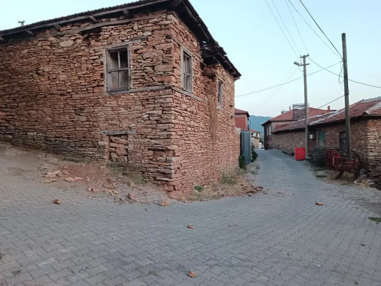 Manisa'da 6,1'lik depremin ardından yaralılar ve hasar durumu açıklandı