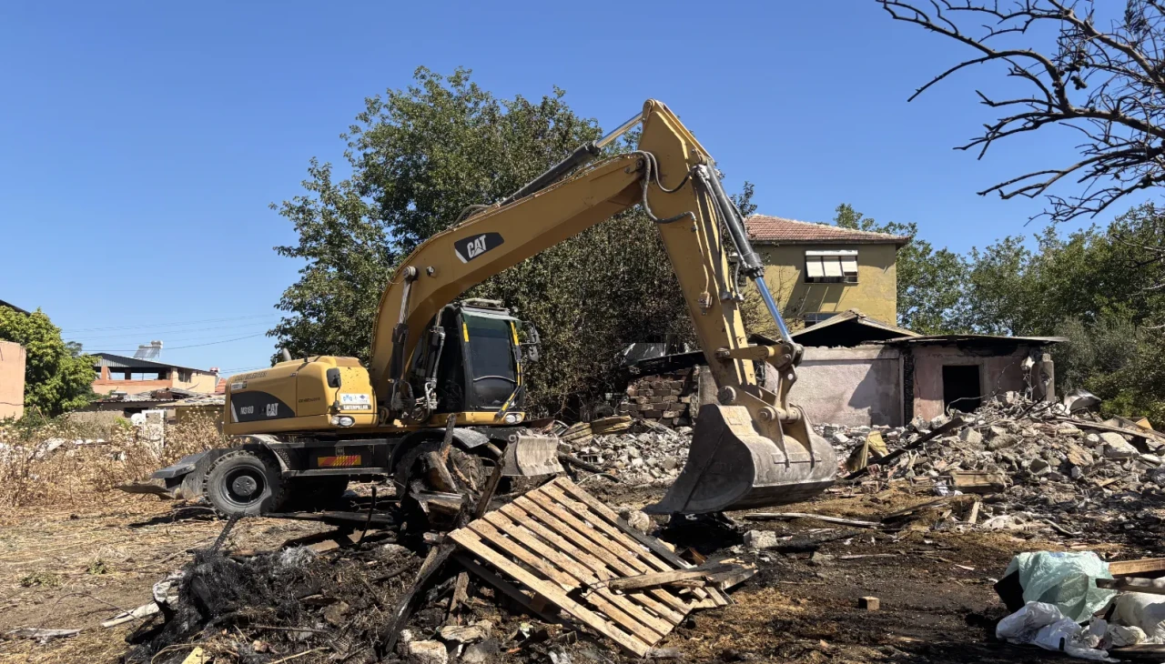 Çiğli'de çıkan yangında 34 küçükbaş hayvan telef oldu