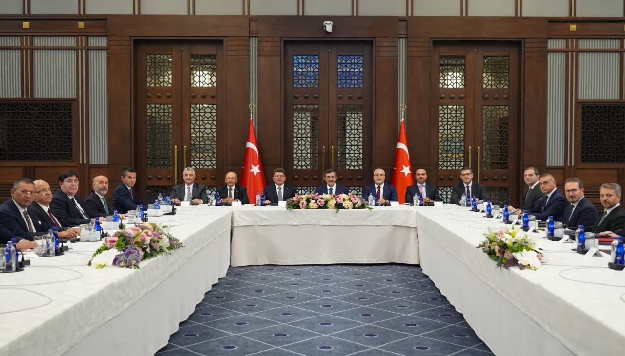 Cumhurbaşkanı Yardımcısı Yılmaz TİSK heyeti ile ekonomik istikrar için bir araya geldi