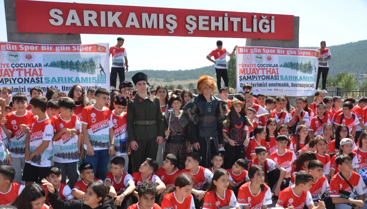 Muaythai sporcularından Sarıkamış şehitlerine anlamlı yürüyüş