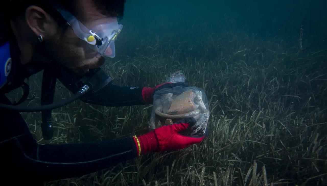 Dalgıç arkeologlar Urla'da 5.300 yıl öncesine ait kalıntıları gün yüzüne çıkarıyor