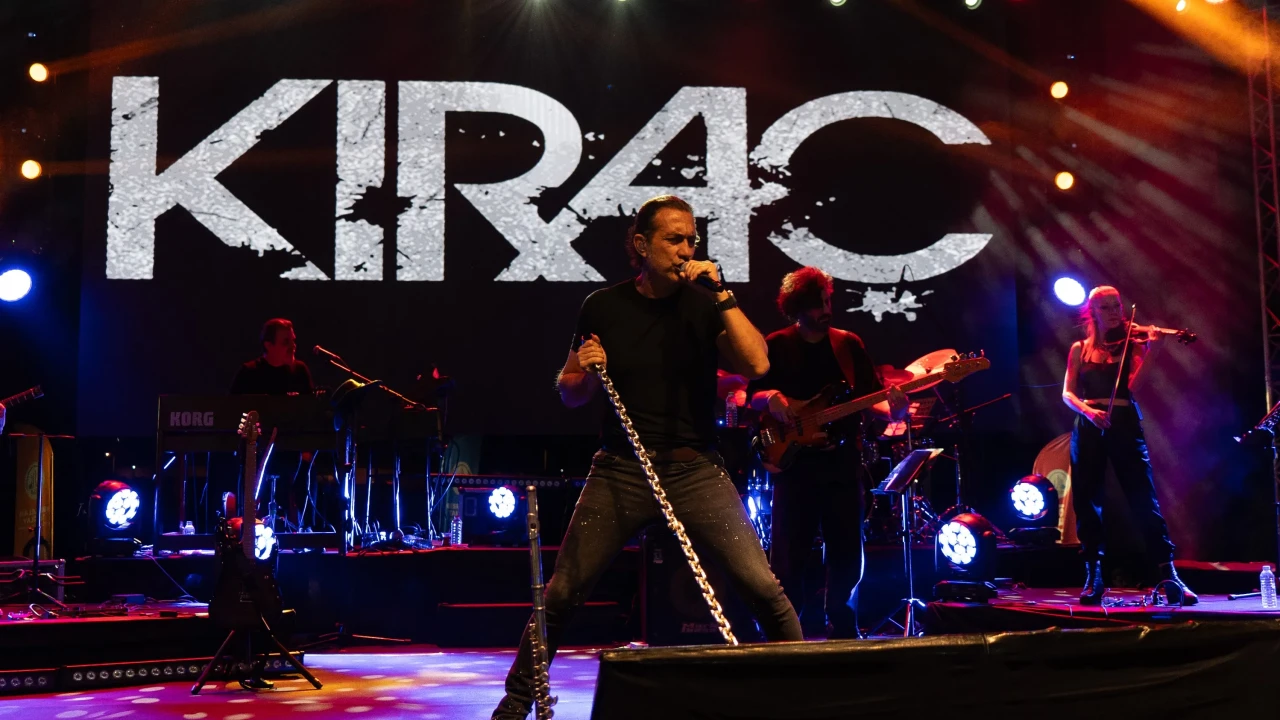 Kıraç, Bitlis'in kurtuluş etkinliklerinde sahne aldı! Plaketi teslim aldı