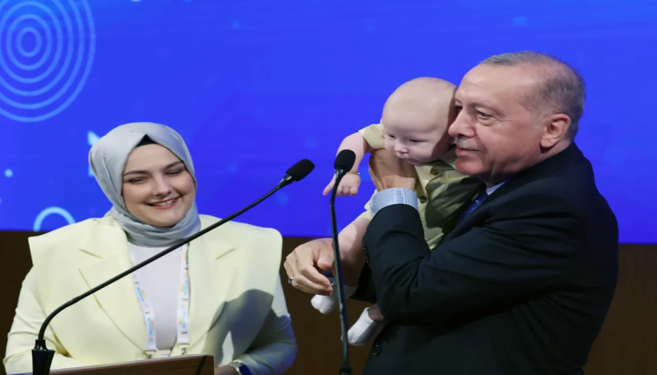 Cumhurbaşkanı Erdoğan: “Gençlerin demokrat amcası dedikleri rakibimizi sandığa gömdük”