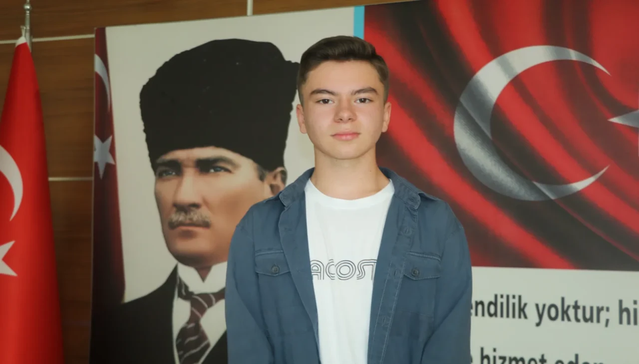 Çankırı’da Türk bayraklarını düzelten Mert Can, Vali tarafından ödüllendirildi