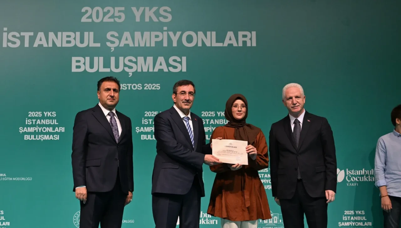 "Cevdet Yılmaz'dan YKS Şampiyonlarına mesaj: 'Rehavete Kapılmayın!'"