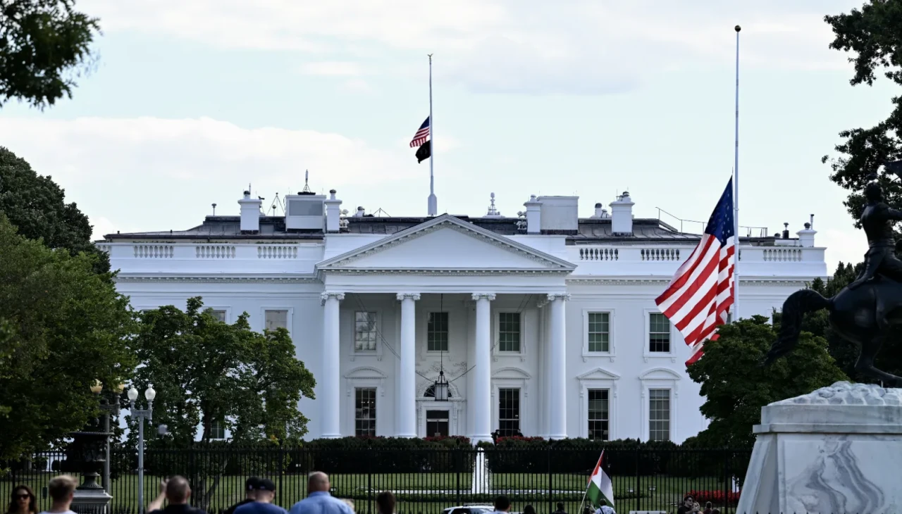 ABD'de bayraklar yarıya indirildi: Kilise saldırısının kurbanları anılıyor