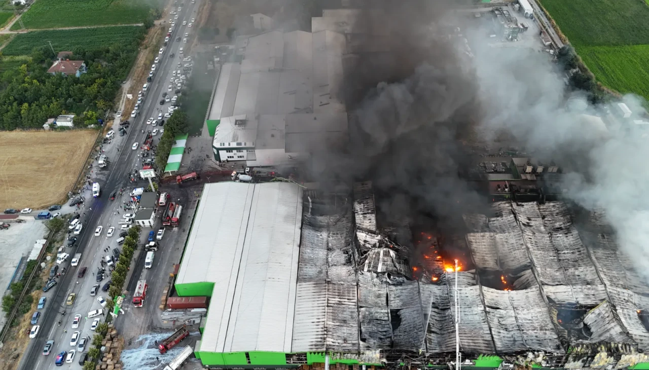 Balıkesir'deki fabrika yangınında 2 işçi hayatını kaybetti 1 kişi tutuklandı