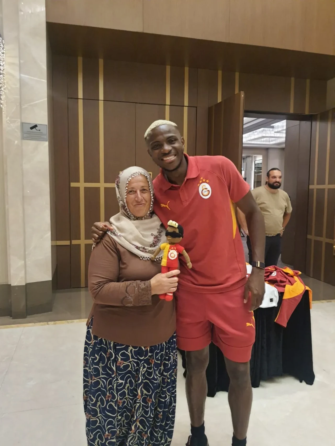 Kayserili Neslihan Teyze ve Osimhen'in sıcak buluşması: "Sen benim ailemsin!"