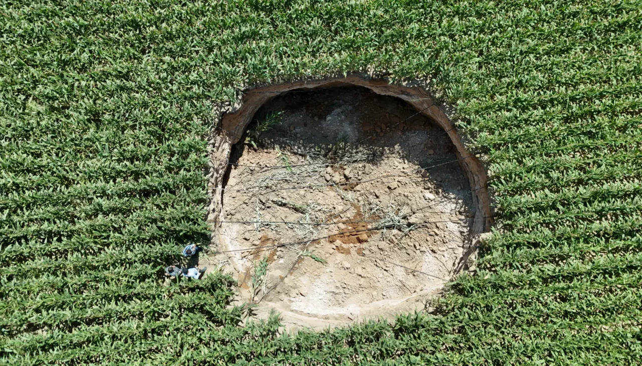 Karaman'da mısır tarlasını tehdit eden dev obruk