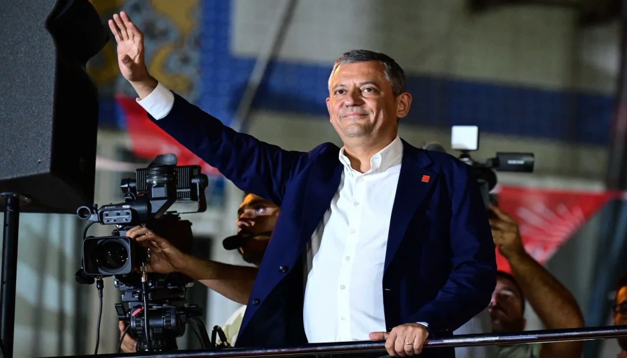 Özgür Özel, Bayrampaşa Mitingi'nde AK Parti'nin Çöküşünü Duyurdu: "Yarın 12.00'yi Bekleyin!"