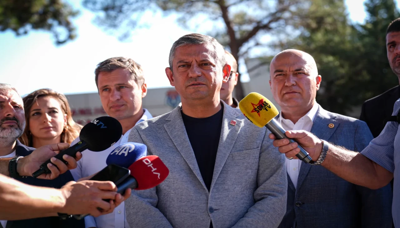 CHP Genel Başkanı Özgür Özel’den Buca Cezaevi’nde tutuklu partililere ziyaret