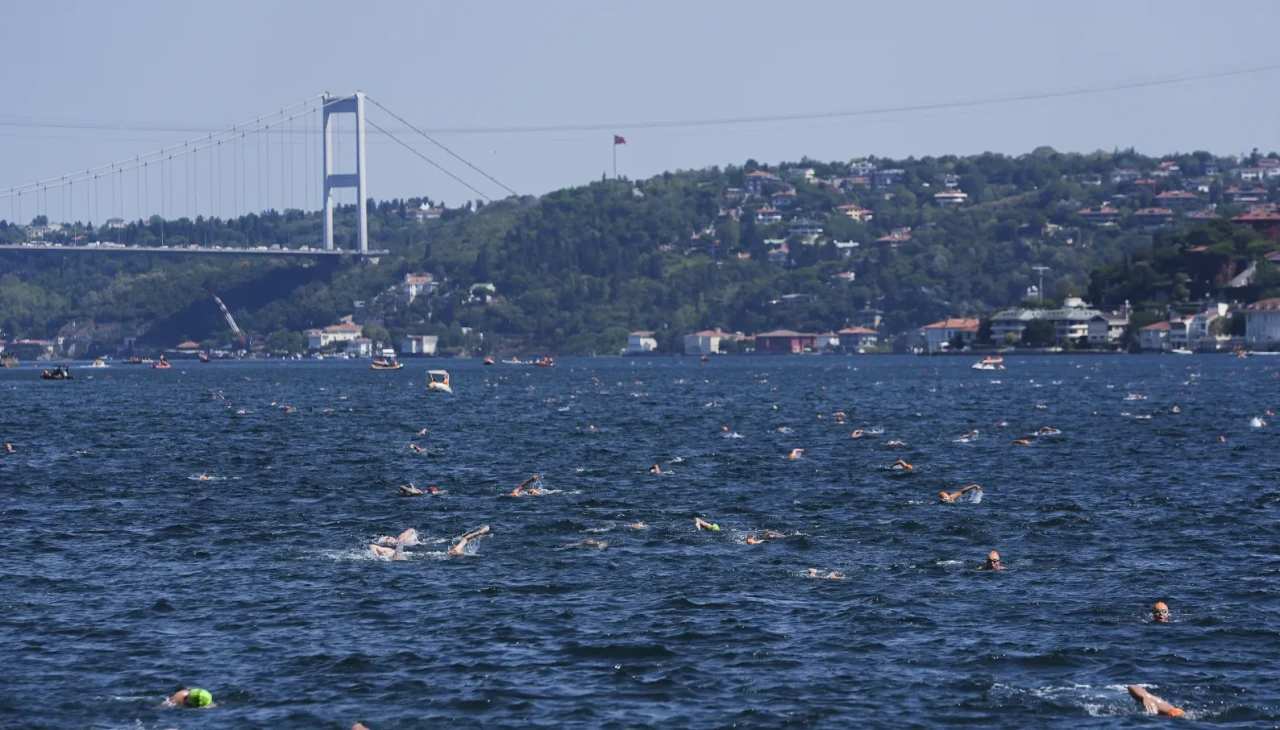 İstanbul Boğazı'nda yüzme yarışına katılan Rus yüzücü kayıp
