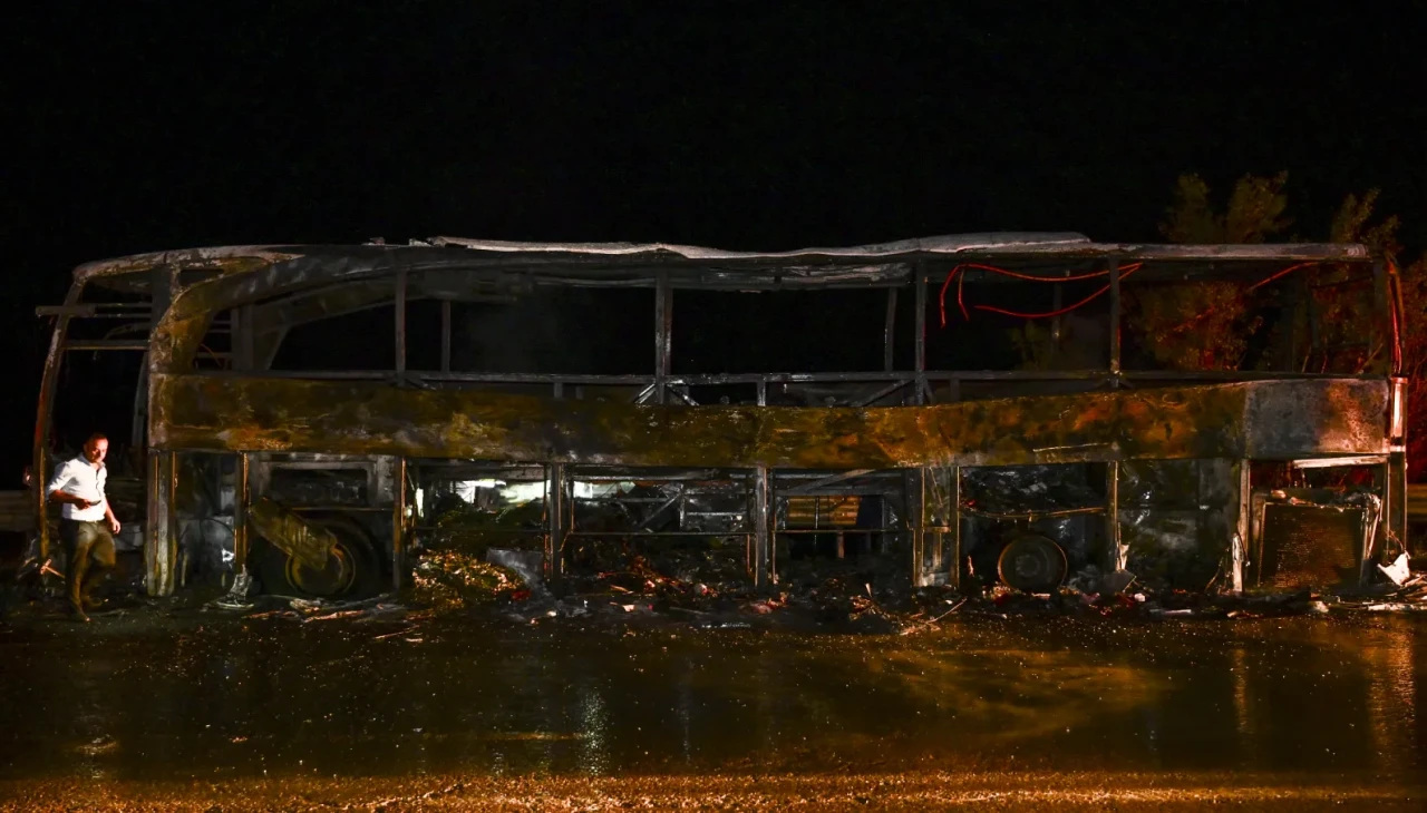 Şehirlerarası yolcu otobüsü alevlere teslim oldu: 36 yolcu tahliye edildi
