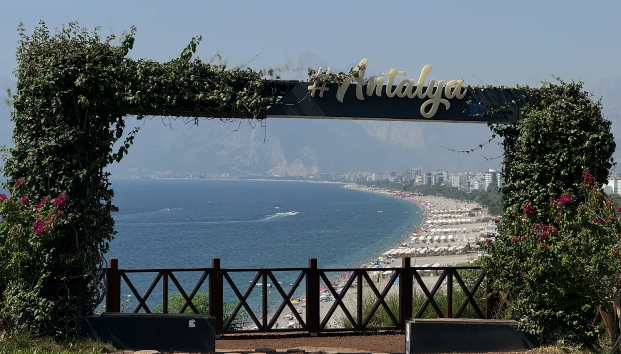 Antalya'da sıcak hava ve yüksek nem sahilleri doldurdu