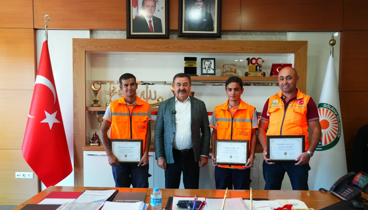 Gölbaşı’ndan örnek davranış: Temizlik işçileri kayıp çantayı sahibine iade etti