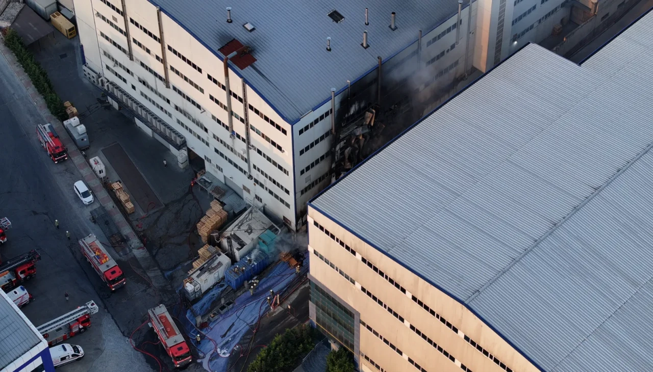 Arnavutköy’de fabrika yangını: İtfaiye ekipleri alevleri söndürdü