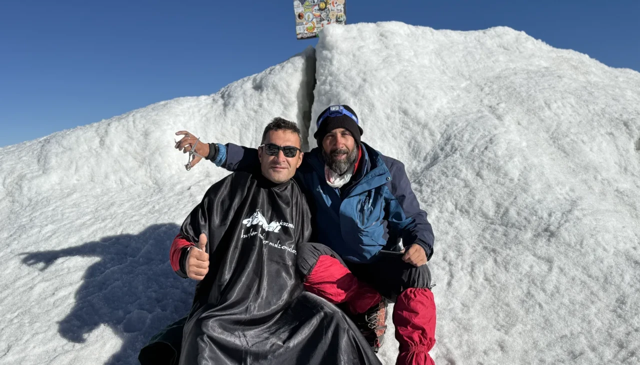 Zirvede Tıraş: Ağrı Dağı'nda 5 bin metre yükseklikte ilginç hizmet