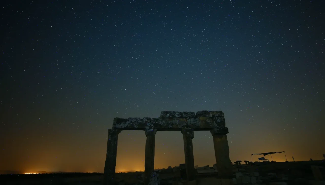 Blaundos Antik Kenti'nde yıldızlarla büyüleyici gökyüzü manzarası