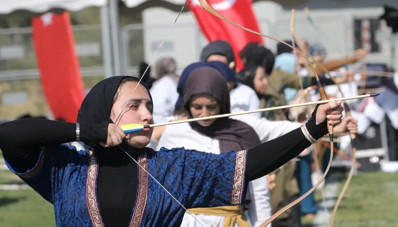 Malazgirt'te 217 sporcu Sultan Alparslan'ı anmak için ok attı