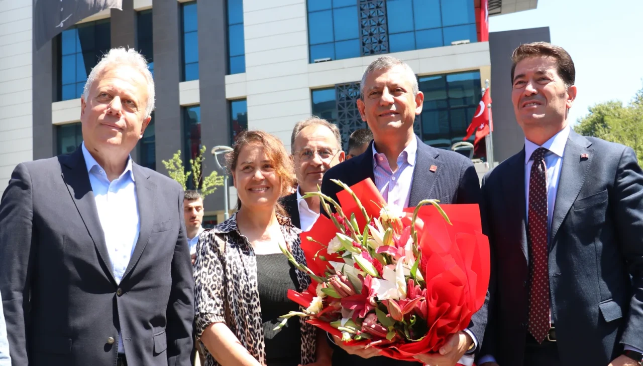 Özgür Özel Trabzon'da ziyaretlerde bulundu