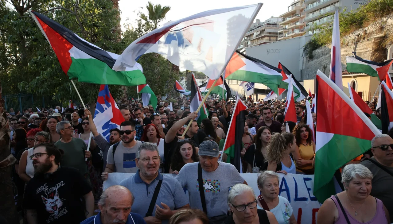 Yunanistan'da Filistin'e destek veren yüzlerce kişi İsrail gemisini protesto etti