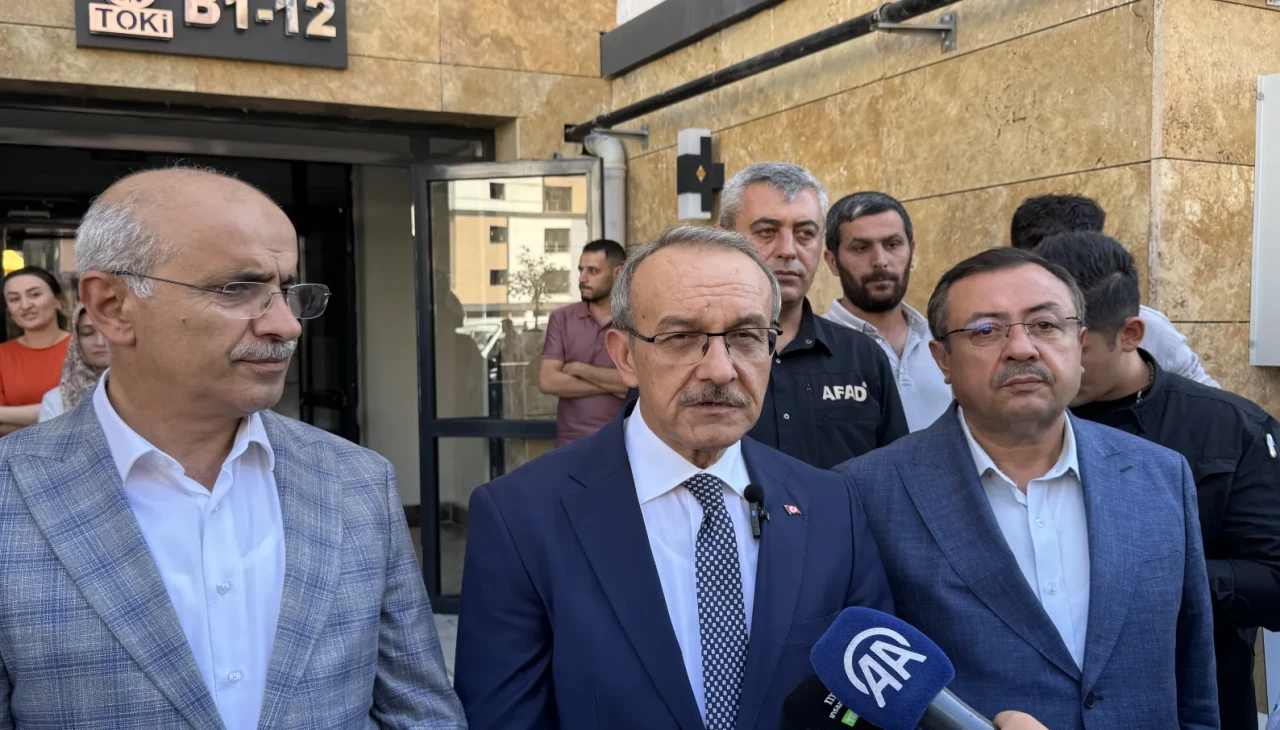 Malatya Valisi Yavuz, depremzede aileyi ziyaret ederek destek mesajı verdi