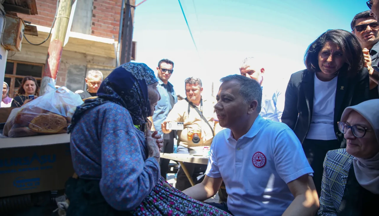 İçişleri Bakanı Yerlikaya Sındırgı'daki deprem bölgesinde vatandaşlarla buluştu