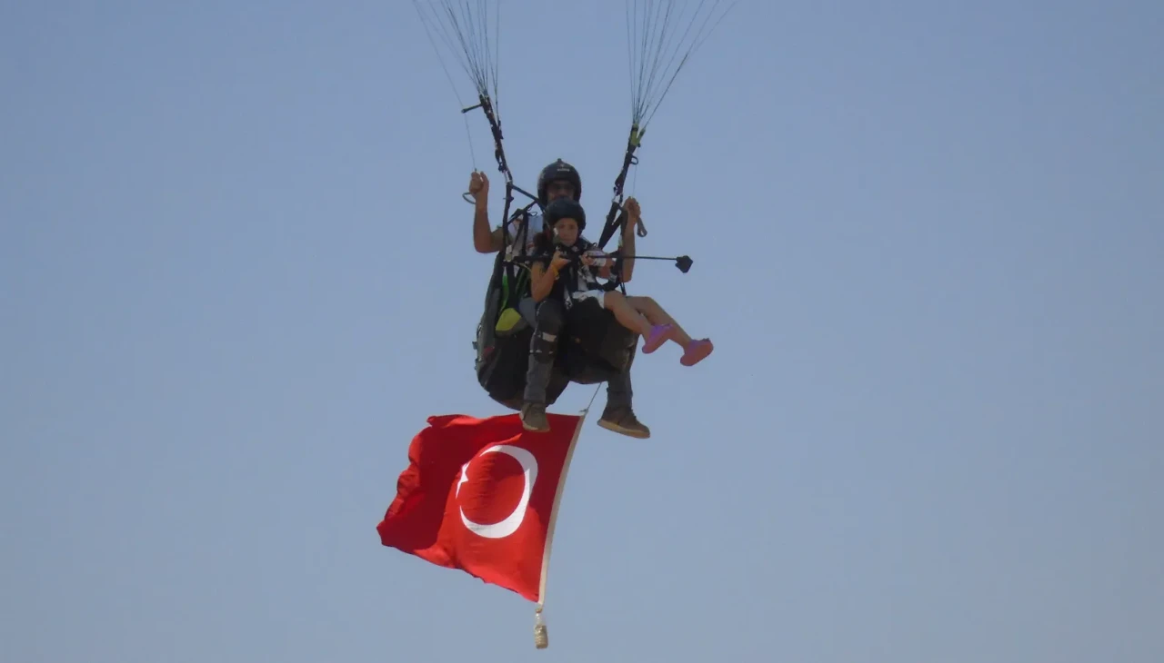 Gaziantep'te bedensel engelli Nisanur'un yamaç paraşütü hayali gerçek oldu