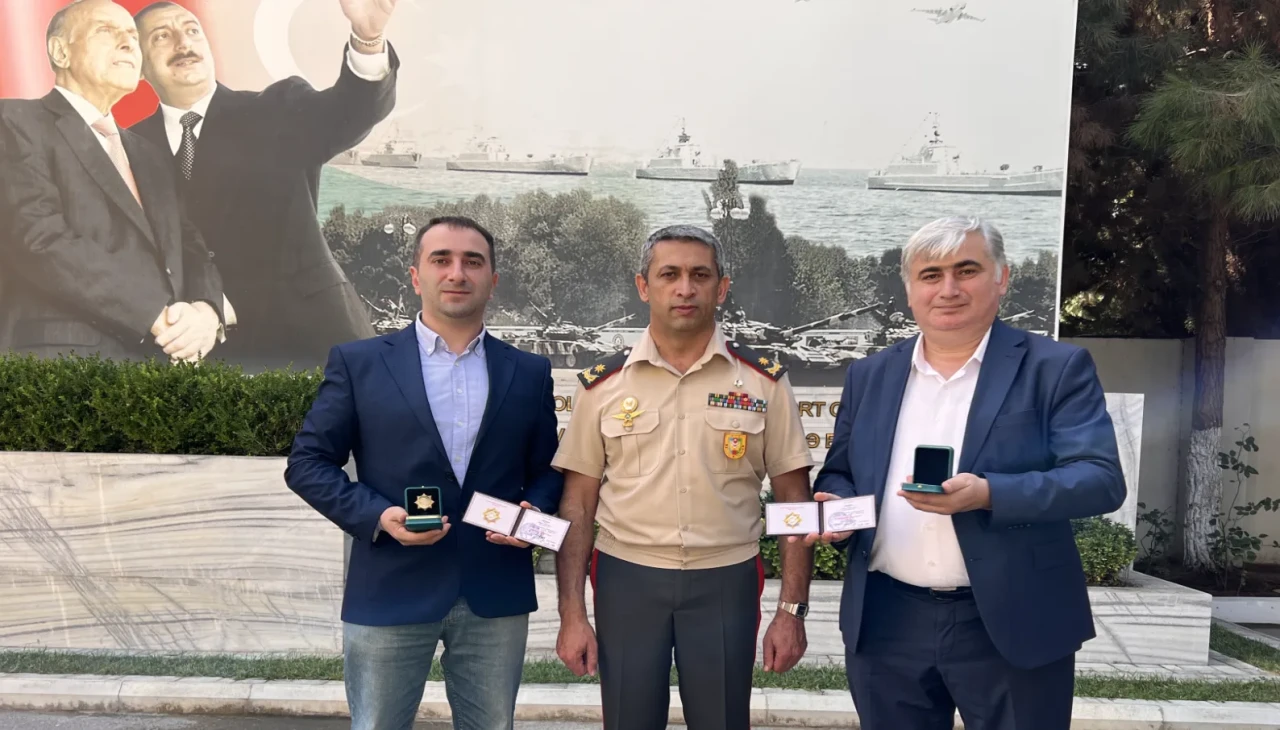 Azerbaycan Savunma Bakanı AA muhabirlerini "Askeri İş Birliği" rozetiyle onurlandırdı