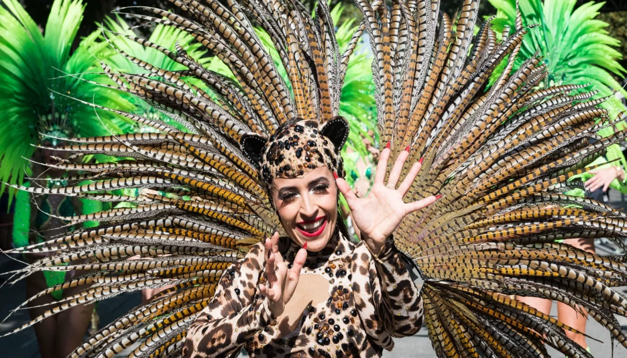 Notting Hill Karnavalı'nda renkli kostümler ve coşku dolu anlar