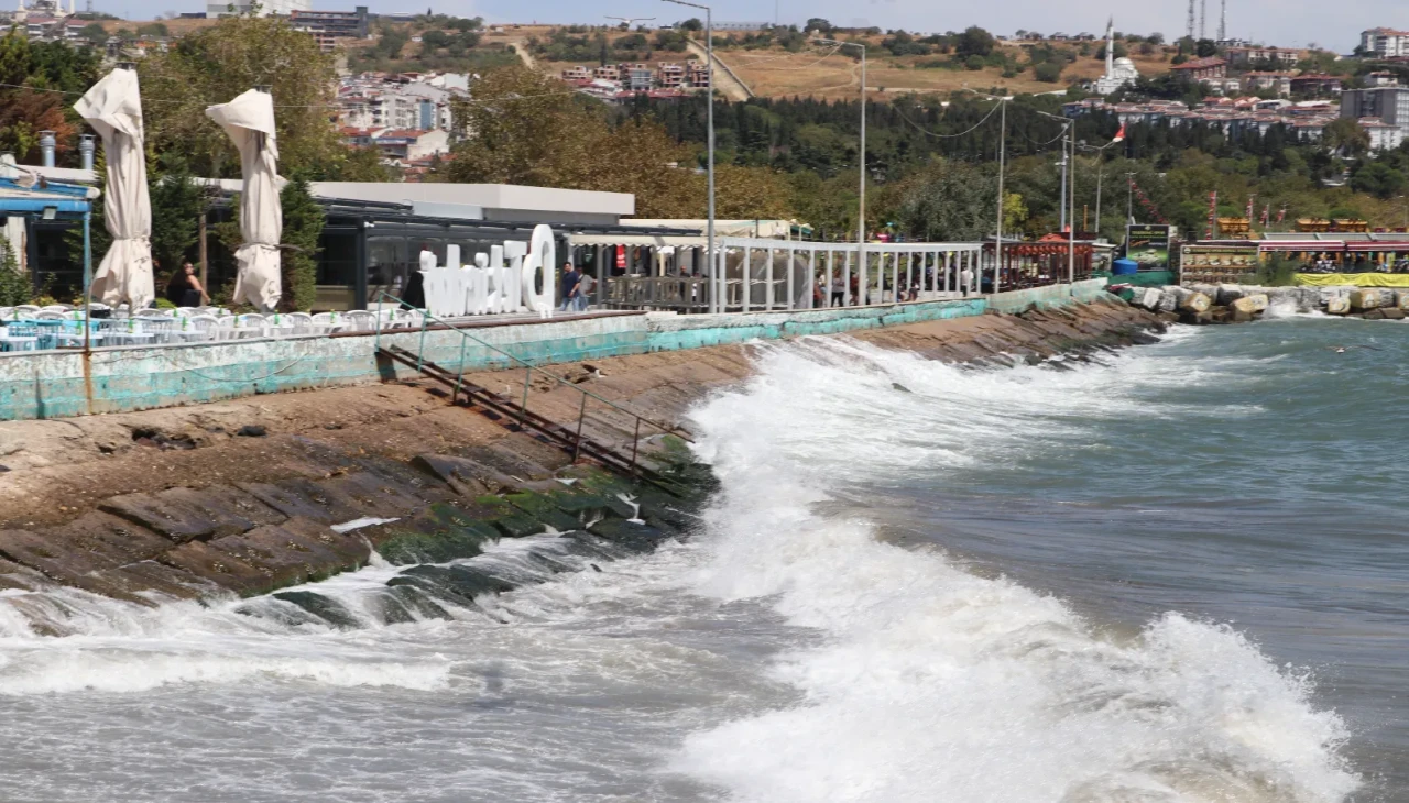 Tekirdağ'da poyraz deniz taşımacılığını durma noktasına getirdi