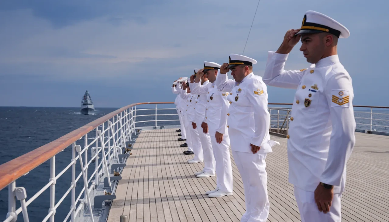 Savarona yatı İstanbul Boğazı'nda zafer geçişine hazır