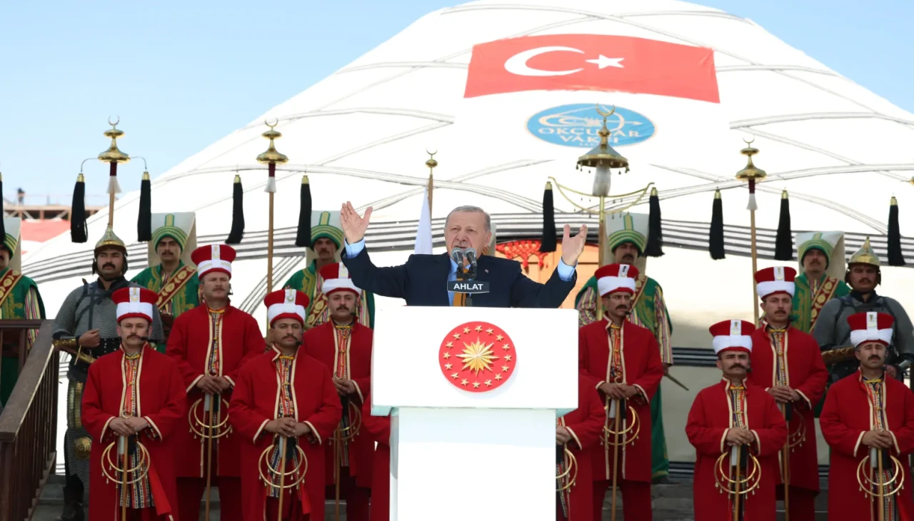 Cumhurbaşkanı Erdoğan Ahlat'ta: "Ahlat Türk Milleti için Kızılelma'nın Anahtarıdır"